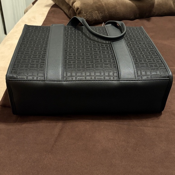 Tommy Hilfiger purse - Picture 3 of 6